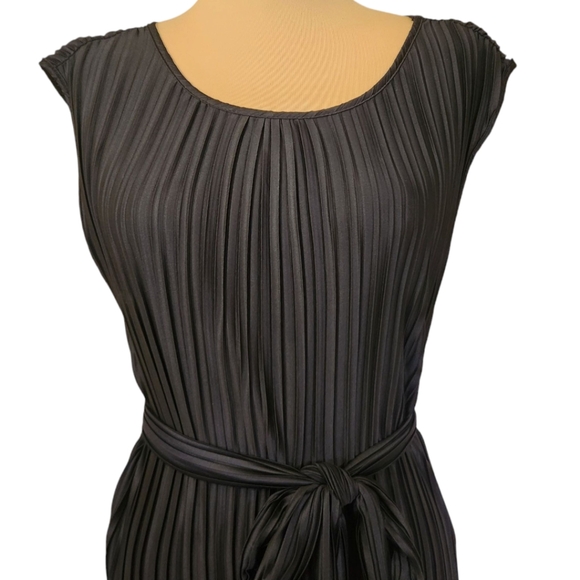 DKNY🔖NWT! Black Sleeveless Pleated Midi Dress - Size 10 - Picture 4 of 13